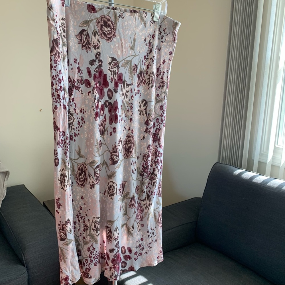 Time to style this beautiful midi skirt!!